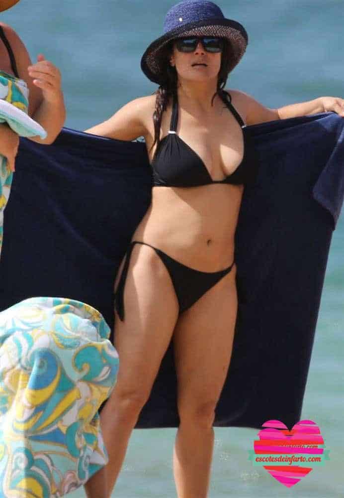 Salma Hayek, el mejor par de... México 6 Las fotos de Salma Hayek en la playa