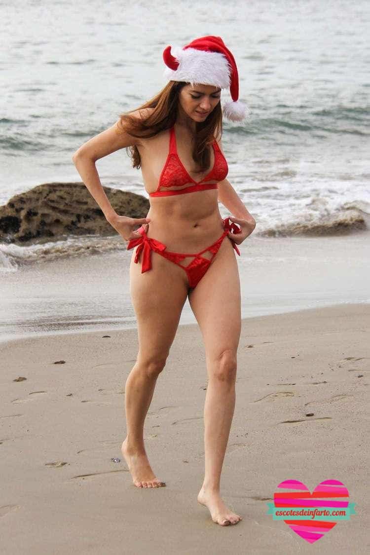 Blanca Blanco da la Nota en la Playa 3 El bikini con transparencias de Blanca Blanco
