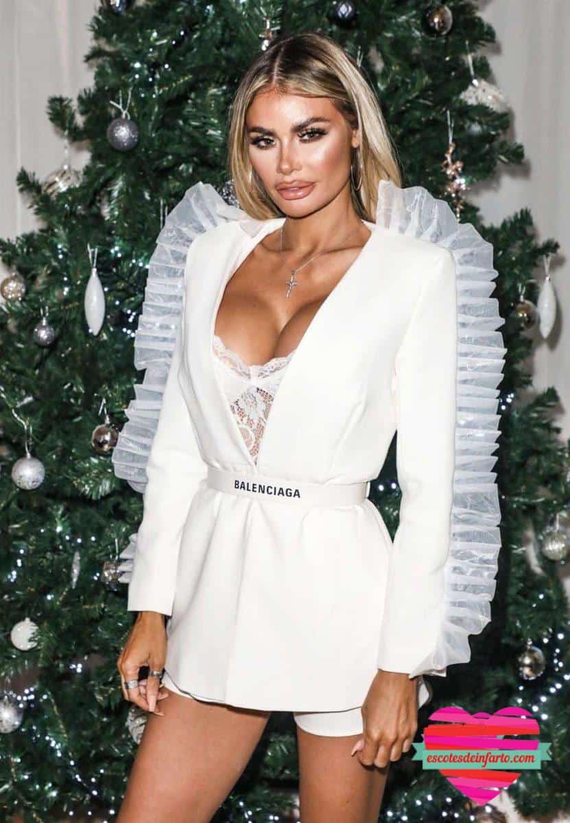 Chloe Sims, El Escote Escandaloso 3 Chloe Sims triunfa en la Navidad