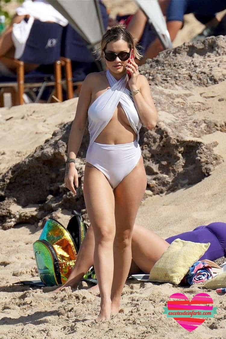 Rita Ora Los Tiene de Punta en la Playa 2 Rita Ora muestra todo el torso en la playa