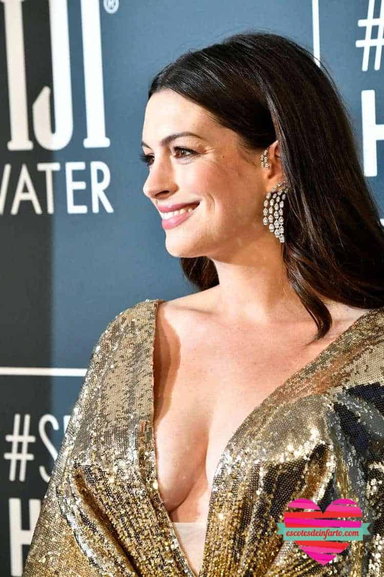 Anne Hathaway Calienta la Alfombra Roja 1 El sexy escote de Anne Hathaway