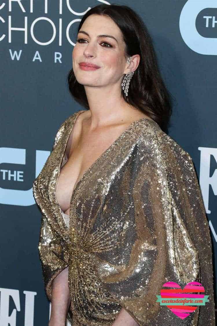 Anne Hathaway Calienta la Alfombra Roja 3 Anne Hathaway vestido dorado