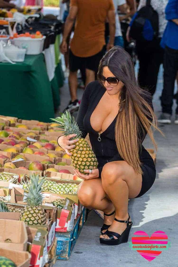 Claudia Romani ¡Sexy en el Mercado! 2 Claudia Romani toca la piña
