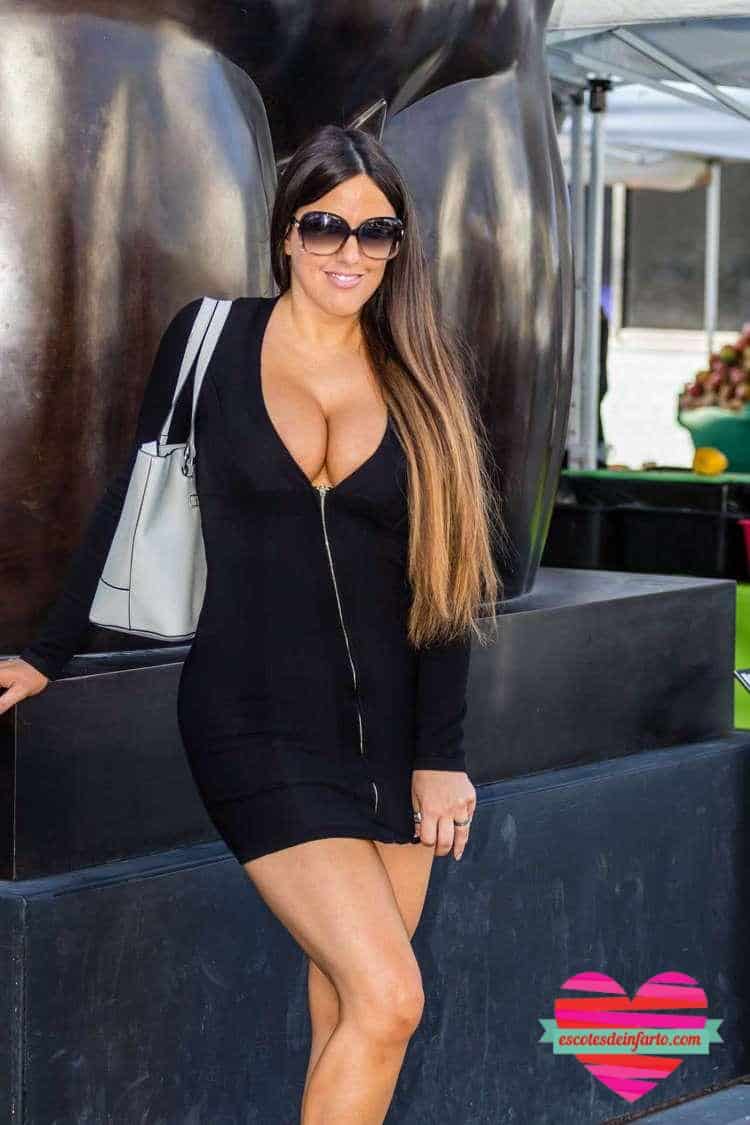Claudia Romani ¡Sexy en el Mercado! 4 Claudia Romani se sujeta la falda