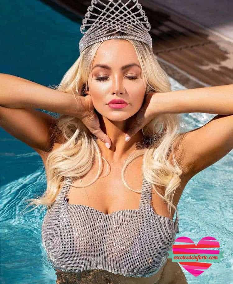 Lidsey Pelas Posa Sin Sujetador 2 Lidsey Pelas Mojada