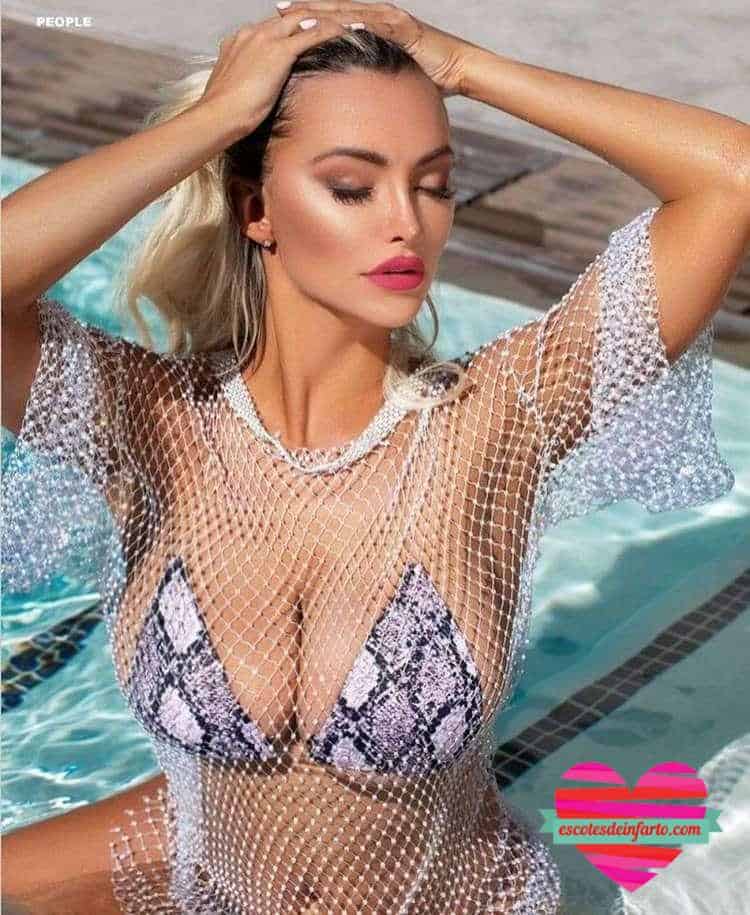 Lidsey Pelas Posa Sin Sujetador 1 Lidsey Pelas en la Piscina