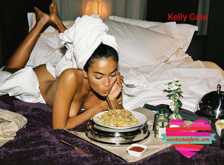Kelly Gale, Desayuno Sexy en la Cama 1 Kelly Gale Desnuda comiendo sobre la cama