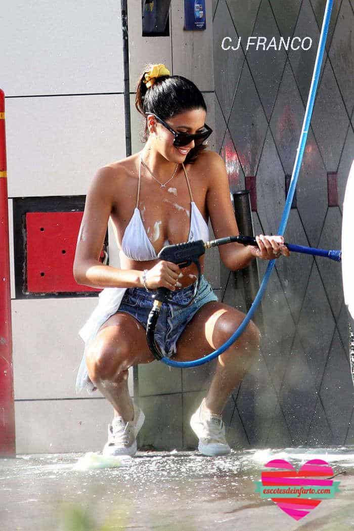 CJ Franco Lavando el Coche 4 CJ Franco en cunclillas lavando el coche