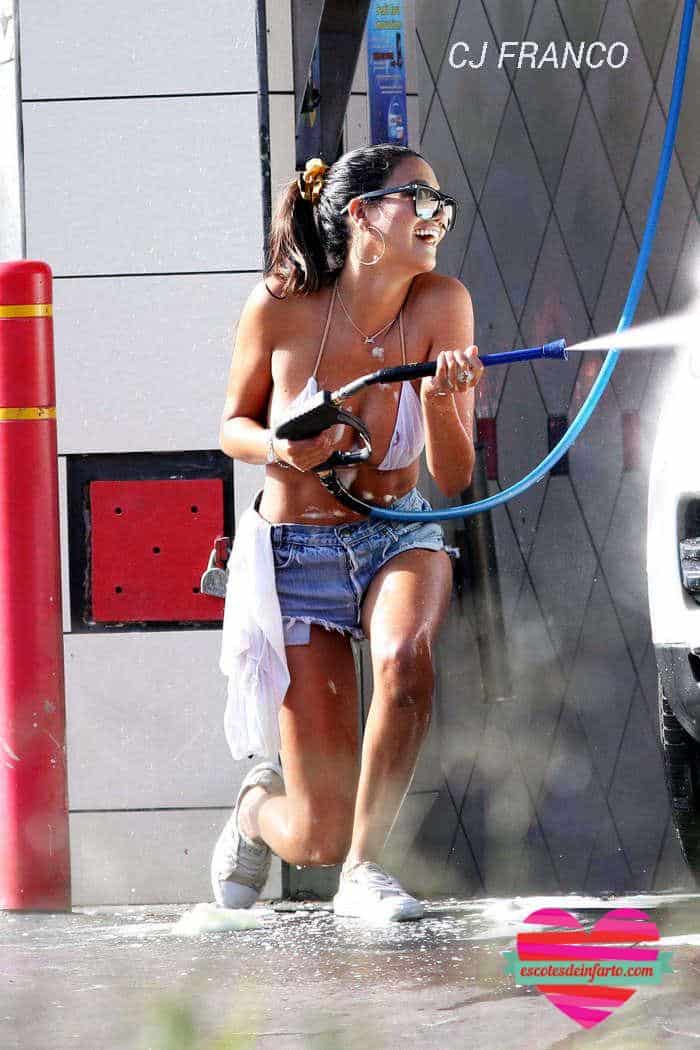 CJ Franco Lavando el Coche 2 CJ Franco se rie mientras lava el coche en bikini