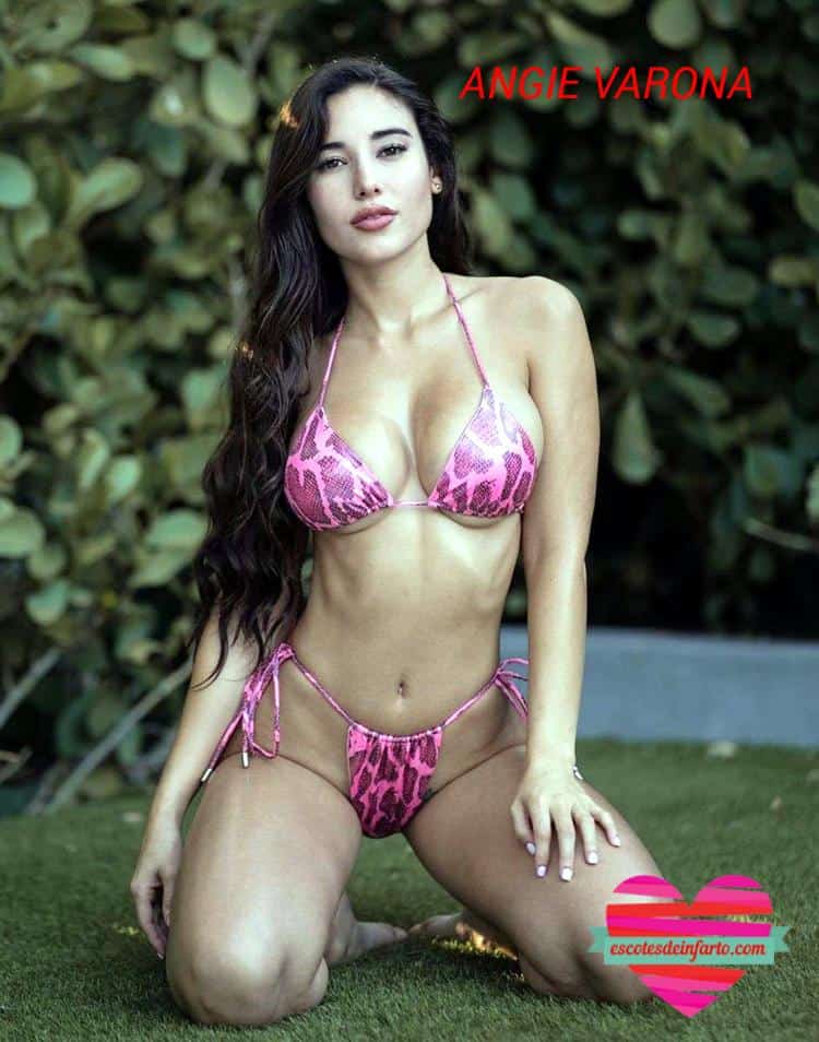 Angie Varona Desnuda 9 Angie Varona en bikini de rodillas