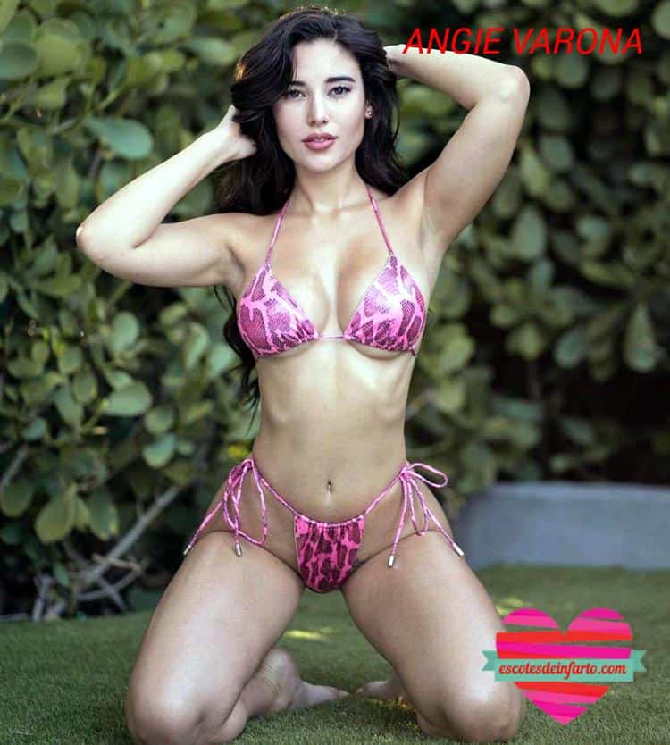 Angie Varona Desnuda 8 Angie Varona en bikini con las manos en la cabeza