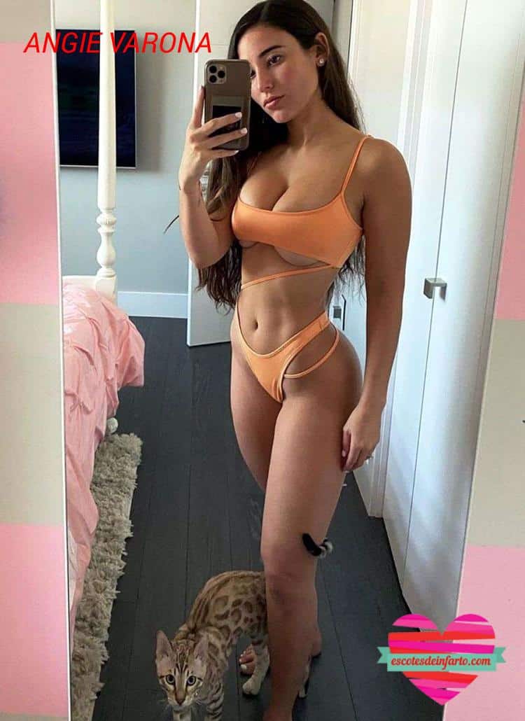 Angie Varona Desnuda 2 Angie Varona se hace un selfie en bikini en el espejo