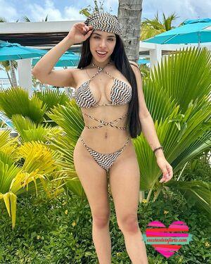 Yeri Mua Desnuda 7 yeri