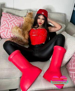 Yeri Mua Desnuda 13 yeri