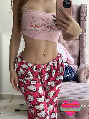 Yeri Mua Desnuda 64 yeri