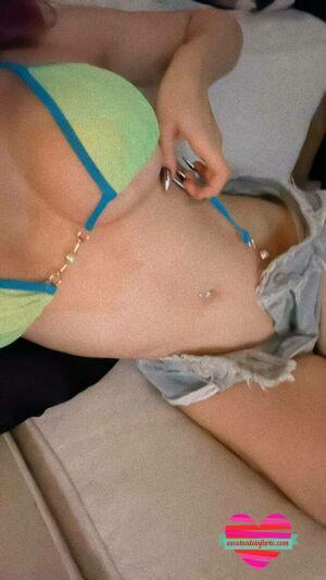 Yeri Mua Desnuda 76 yeri