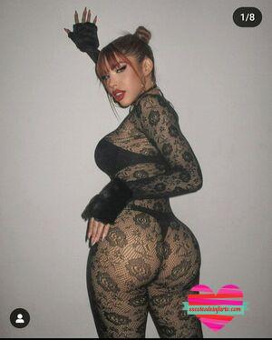 Yeri Mua Desnuda 81 yeri